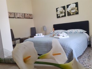 3 chambres, bureau, fer et planche à repasser, lit de bébé portatif