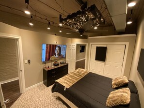 1 bedroom, free WiFi, bed sheets - Blackout Themed Residence in the Prime Heart of Omaha’s Old Market! (Omaha)