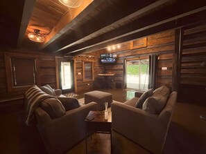Smart TV - Cozy Clubhouse Cabin for 4 guests - Hocking Hills - Hot Tub - Fire Ring - Wifi (Logan)