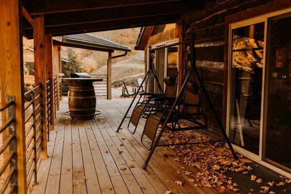 Terrace/patio - Cozy Clubhouse Cabin for 4 guests - Hocking Hills - Hot Tub - Fire Ring - Wifi (Logan)