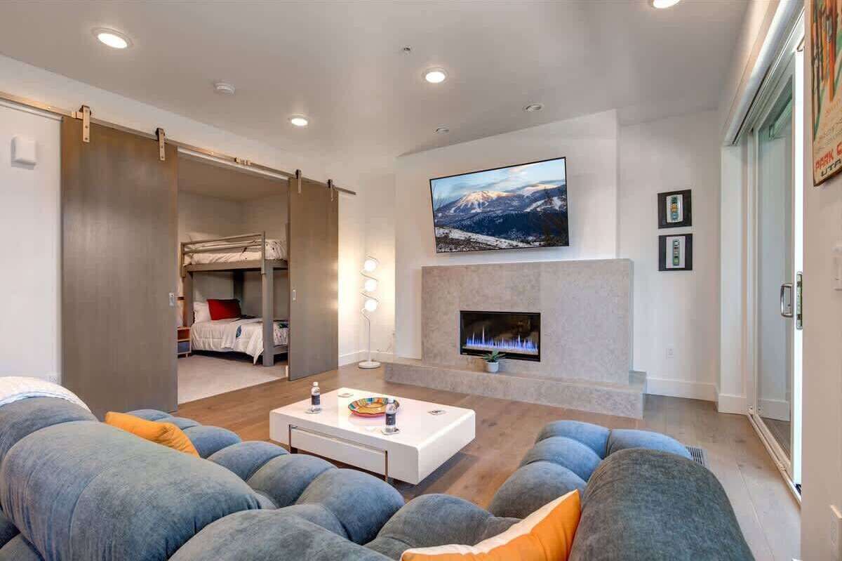 TV, fireplace, offices