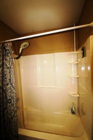Combined shower/bathtub, towels