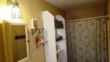 Combined shower/tub, towels