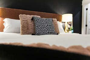 4 slaapkamers, een bureau, een strijkplank/strijkijzer, wifi