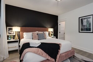 4 室のベッドルーム、デスク、アイロン / アイロン台、WiFi