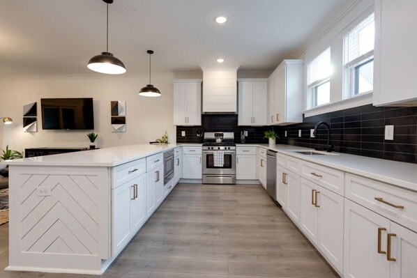 冷蔵庫、電子レンジ、オーブン、コンロ