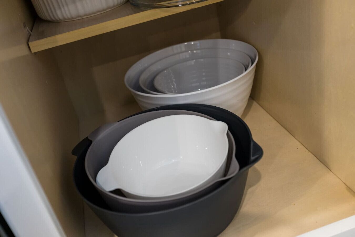 Une cuisine avec un comptoir et une étagère au-dessus.
