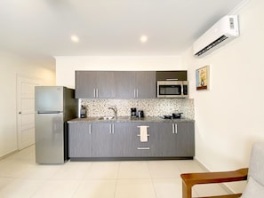 Frigorifero, microonde, piano cottura, macchina per tè/caffè