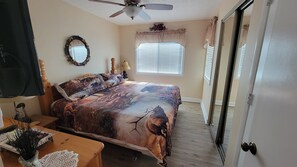 1 slaapkamer, een strijkplank/strijkijzer, wifi, beddengoed