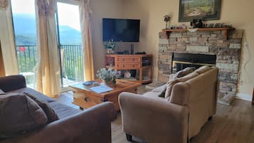 Televisie, een open haard, boeken en een stereo