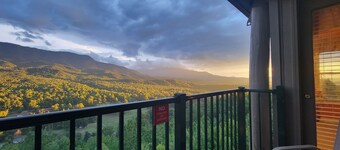 Incredible mtn views. Indoor pool & hot tub
