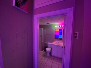 Shower, towels, toilet paper - Pool table/Bar/Conference Room/w Balcony Loft in the Heart of Omaha’s Old Market (Omaha)