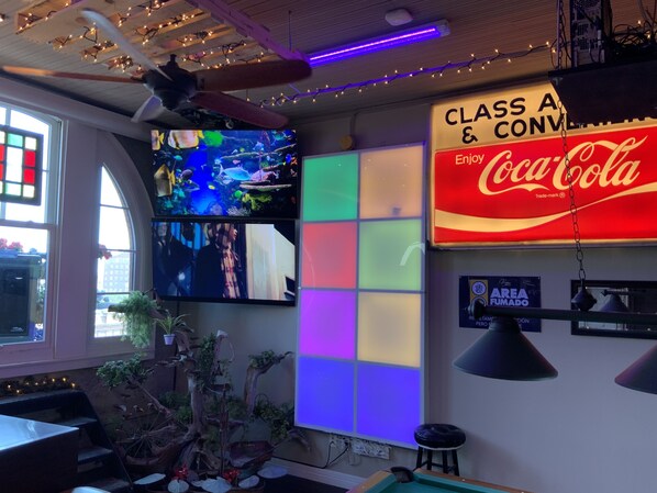 Game room - Pool table/Bar/Conference Room/w Balcony Loft in the Heart of Omaha’s Old Market (Omaha)