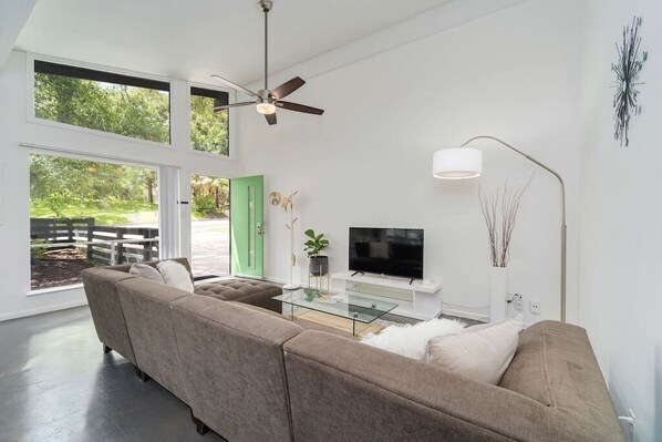 Smart TV - NEW! Mid-Century Modern ~ Near SoCo ~ Fenced yard ~ Corner lot (Austin)
