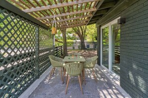 Outdoor dining - NEW! Mid-Century Modern ~ Near SoCo ~ Fenced yard ~ Corner lot (Austin)