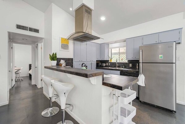 Refrigerador, microondas, horno y parrilla de estufa 