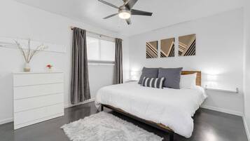 2 habitaciones, escritorio y tabla de planchar con plancha