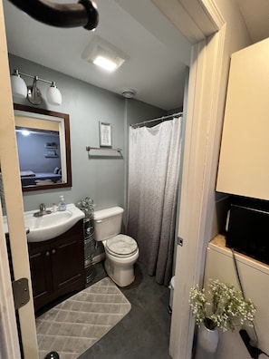 Dusch, hårtork, handdukar och tvål