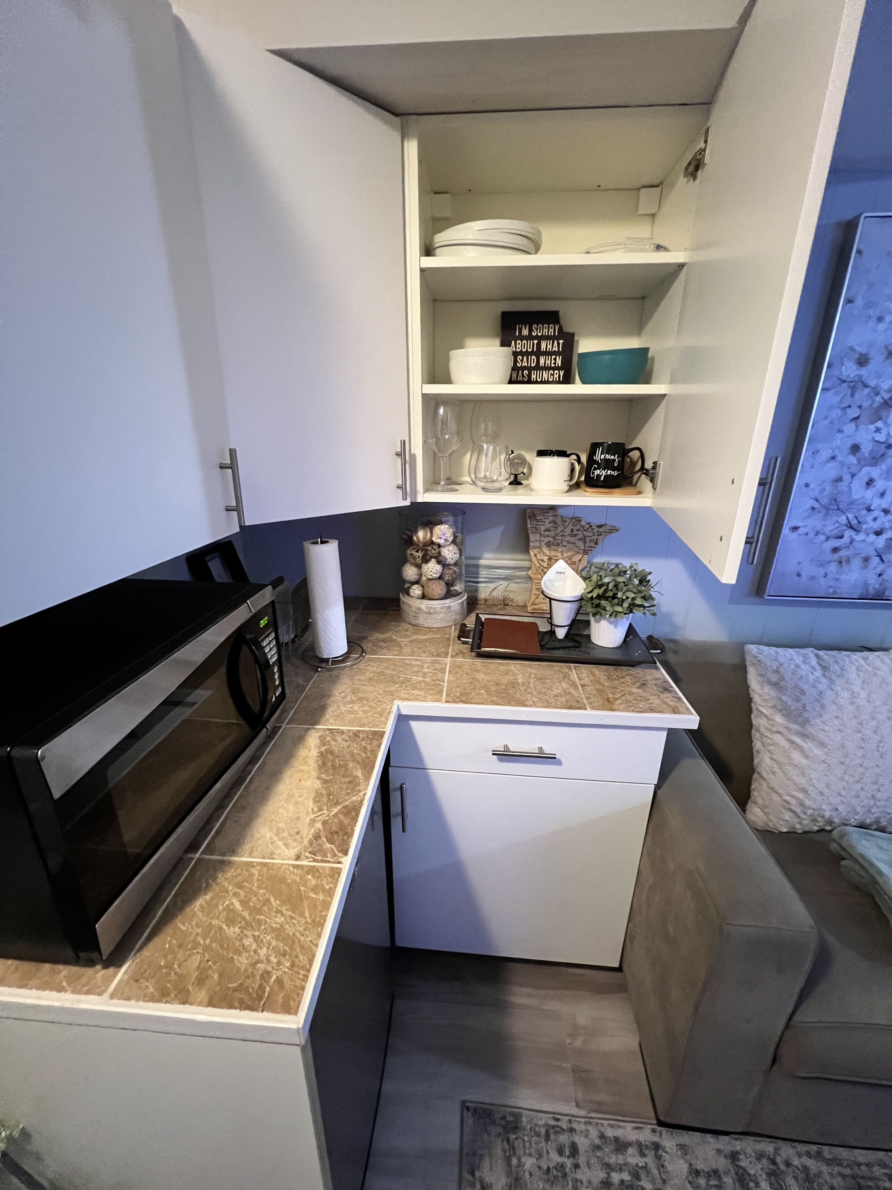 Kühlschrank, Mikrowelle, Wasserkocher mit Kaffee-/Teezubehör