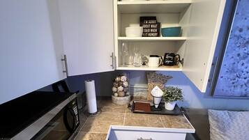 Kühlschrank, Mikrowelle, Wasserkocher mit Kaffee-/Teezubehör