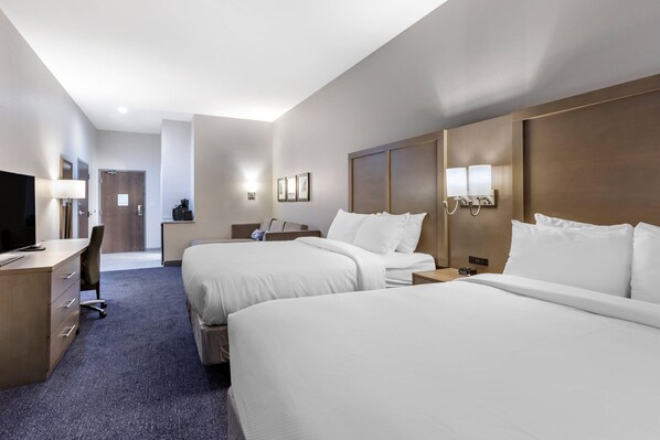 A hotel room with two beds, a desk with a chair, a TV, and a lamp. - Comfort Suites Scottsdale Talking Stick Entertainment District (Scottsdale)