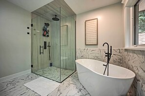 Kostenlose Toilettenartikel, Haartrockner, Handtücher