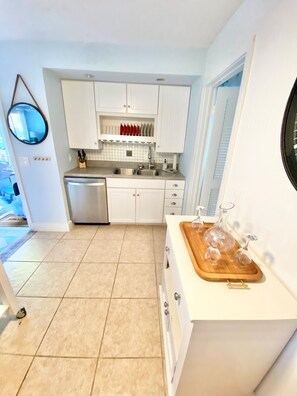 Microondas, horno, placa de cocina y lavavajillas