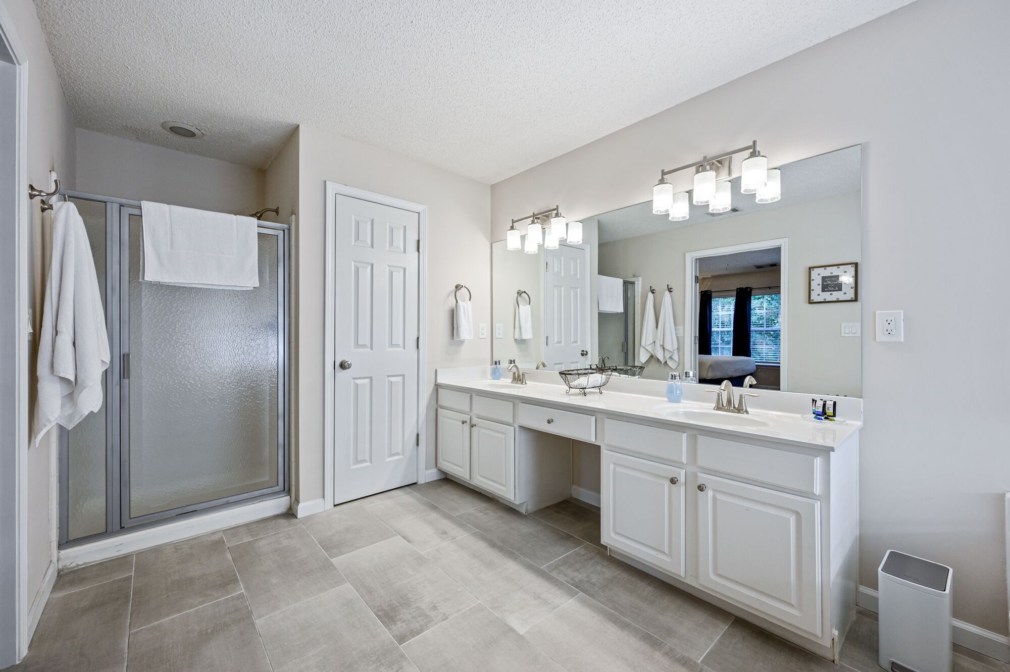 Combined shower/bathtub, hair dryer, towels