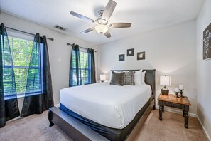 3 habitaciones, tabla de planchar con plancha, wifi y ropa de cama