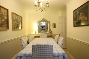 Traditional Apartment, Private Bathroom | Restaurant - Charming & Spacious Garden Flat Close to the Clifton Triangle (Bristol)