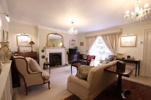 Traditional Apartment, Private Bathroom | Lounge - Charming & Spacious Garden Flat Close to the Clifton Triangle (Bristol)