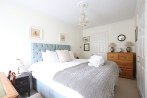 Traditional Apartment, Private Bathroom | 2 bedrooms - Charming & Spacious Garden Flat Close to the Clifton Triangle (Bristol)