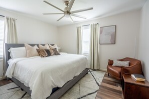 3 habitaciones, tabla de planchar con plancha, wifi y ropa de cama 