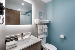 Shower, rainfall showerhead, hair dryer, towels - Quality Inn Lebanon - Nashville Area (Lebanon)