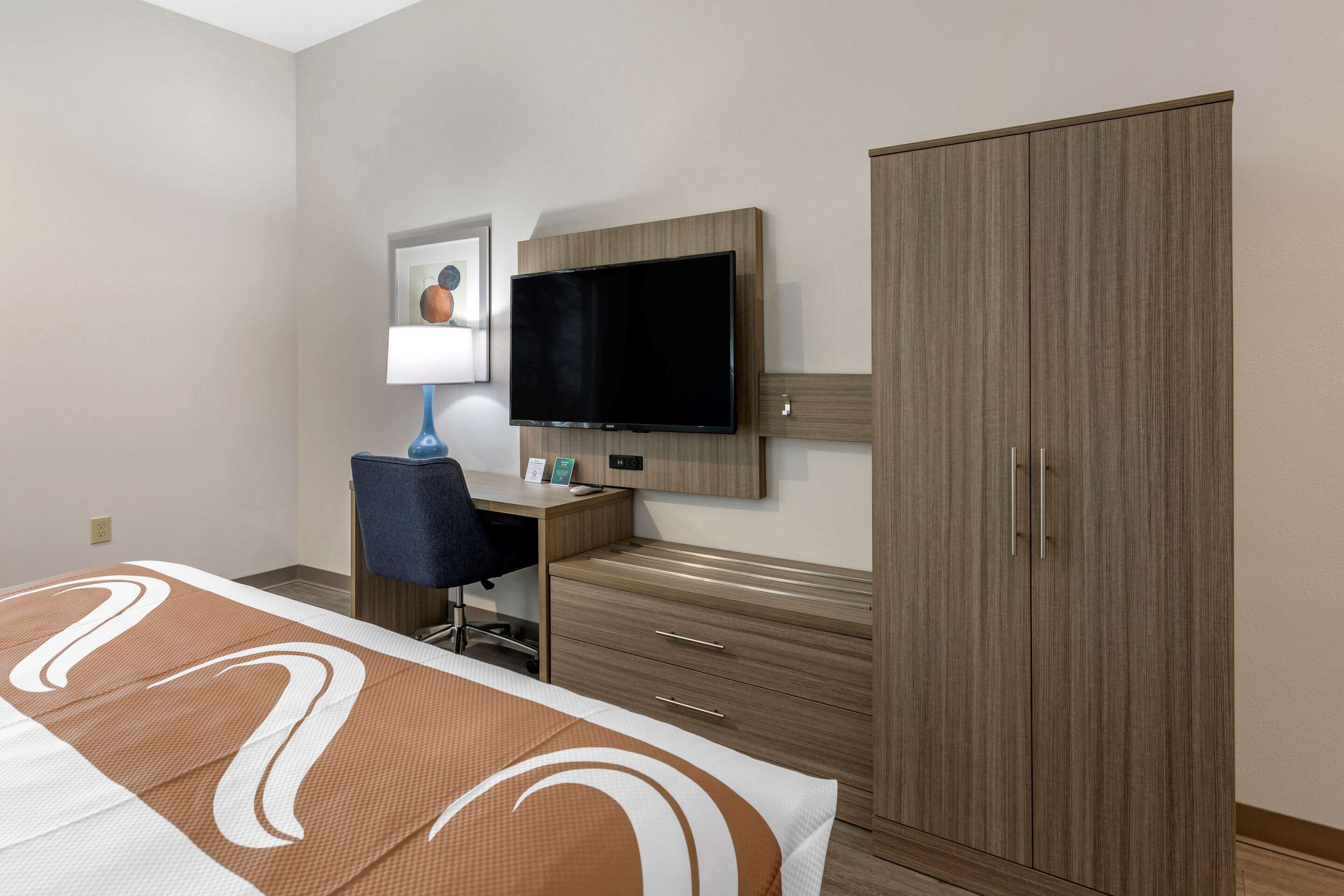 room, 1 king bed, non smoking | desk, iron/ironing board, free wifi, bed sheets