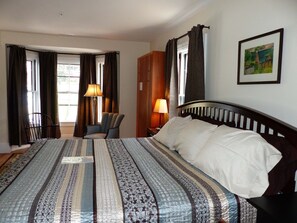 Habitació triple de luxe | Decoració individual, mobiliari individual i escriptori 