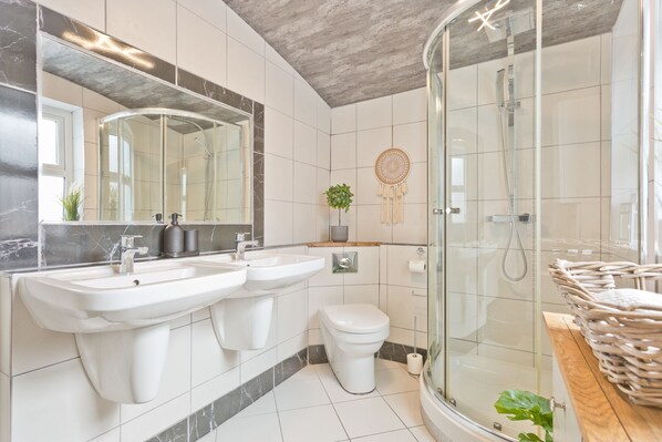 House, Private Bathroom | Bathroom