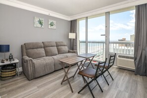 Flat-screen TV -   🏖️Beautiful Ocean Views🏝️ Clean room with small balcony           (Daytona Beach)