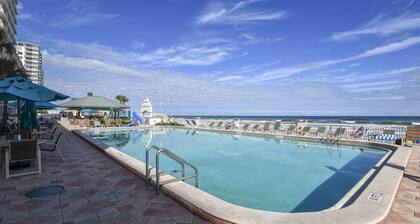 🏖️Beautiful Ocean Views🏝️ Clean room with small balcony
