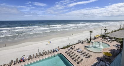 🏖️Beautiful Ocean Views🏝️ Clean room with small balcony