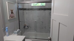 Ensemble douche/baignoire, sèche-cheveux, serviettes fournies, savon