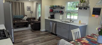 Adorable Fully Remodeled Home Walk To The Beach