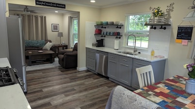 Adorable Fully Remodeled Home Walk To The Beach