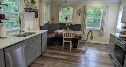 Adorable Fully Remodeled Home Walk To The Beach