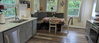 Adorable Fully Remodeled Home Walk To The Beach