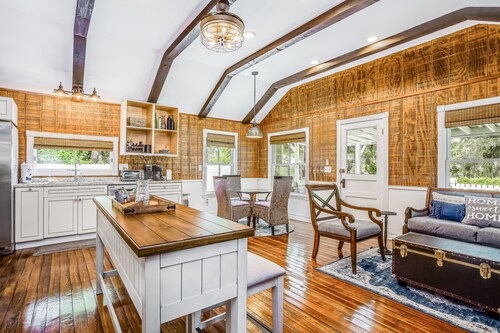 Snowbird-friendly historical cottage with high-speed WiFi & washer/dryer