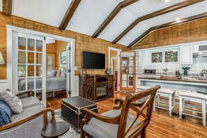 3 bedrooms, iron/ironing board, Internet, bed sheets