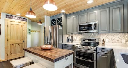 Beautiful Dog-Friendly Secluded Home W/ Private Hot Tub, Gas Grill & More