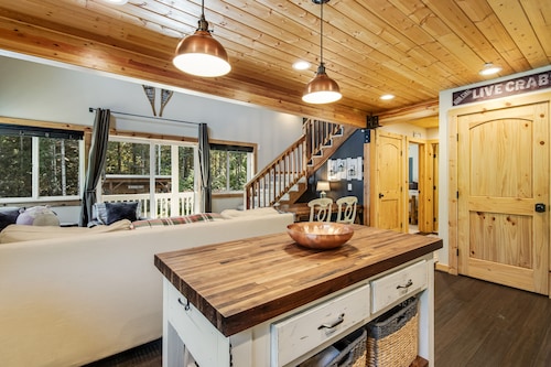 Beautiful Dog-Friendly Secluded Home W/ Private Hot Tub, Gas Grill & More