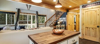 Beautiful Dog-Friendly Secluded Home W/ Private Hot Tub, Gas Grill & More